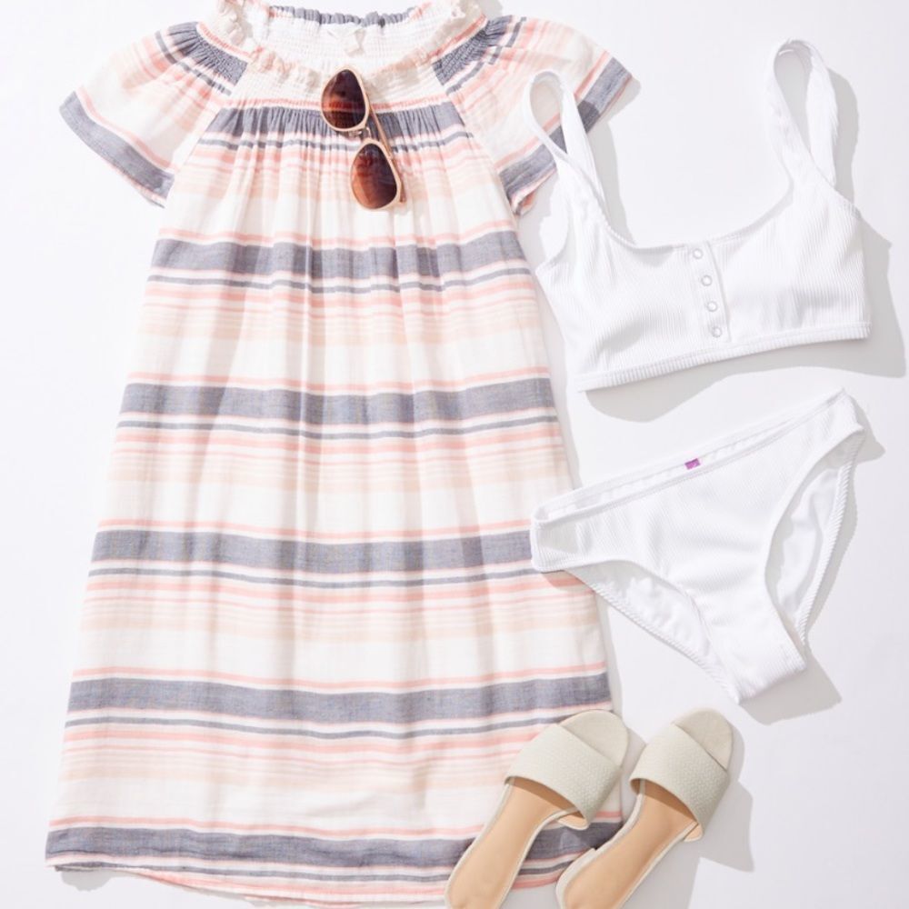 Off-shoulder beachlunchlounge cover up